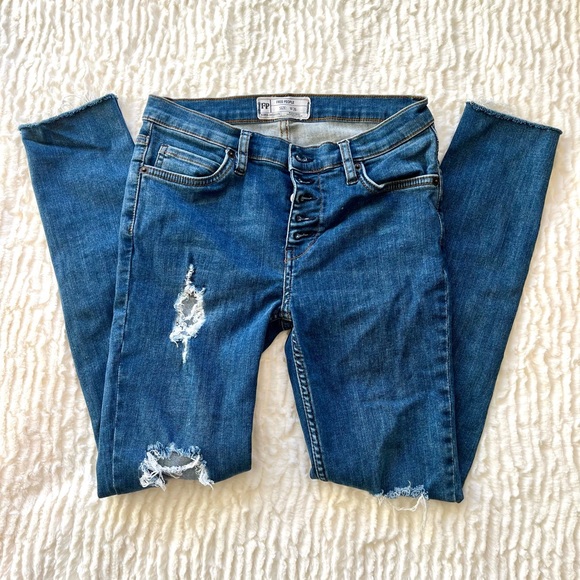 26 Button Fly Skinny Raw Hem Jeans Free People - Picture 2 of 7